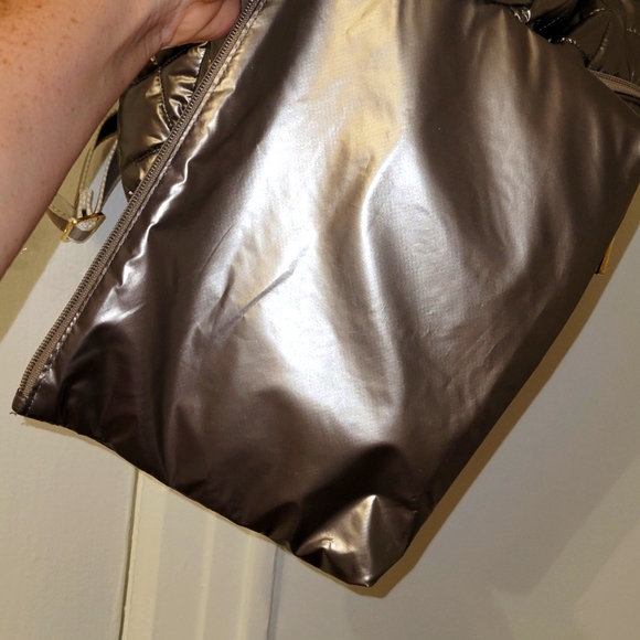 NWT Oliver Thomas Maxed Out Bucket Backpack Crossbody Bag Silver Taupe Metallic - Picture 7 of 11